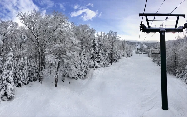 Besneeuwde helling in de bergen — Stockfoto