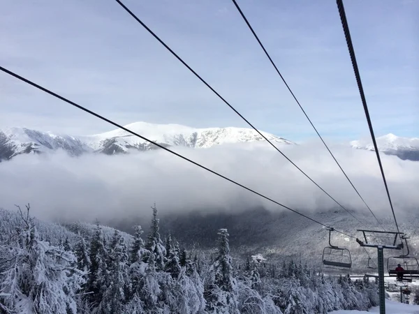 Besneeuwde helling in de bergen — Stockfoto