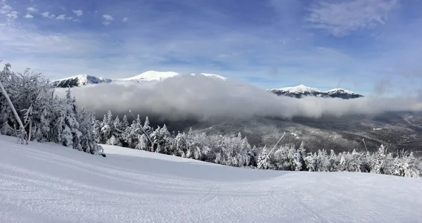 Declive nevado nas montanhas — Fotografia de Stock