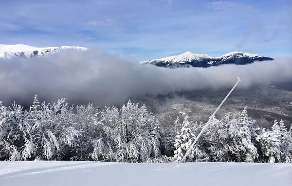 山の雪が多い斜面 — ストック写真