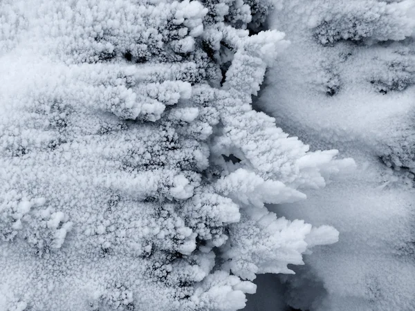 Declive nevado nas montanhas — Fotografia de Stock