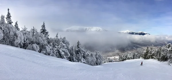 Declive nevado nas montanhas — Fotografia de Stock