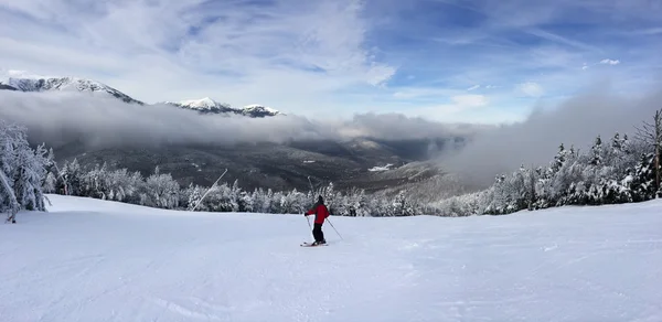 Declive nevado nas montanhas — Fotografia de Stock