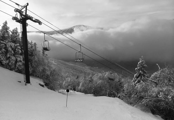 Pendiente nevada en las montañas —  Fotos de Stock