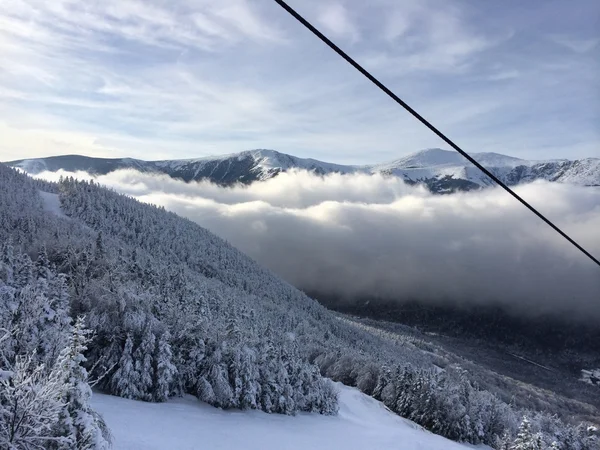 山の雪が多い斜面 — ストック写真