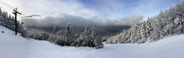 Schneehang in den Bergen — Stockfoto