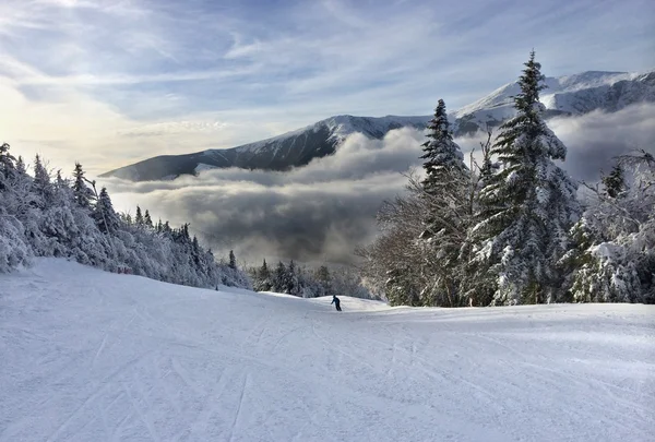 Piste enneigée dans les montagnes Images De Stock Libres De Droits