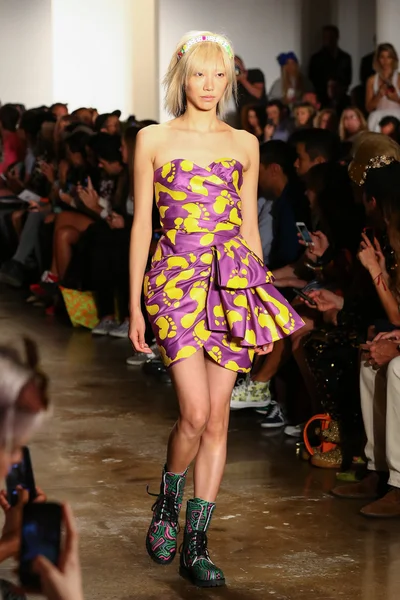 Jeremy Scott desfile de moda — Fotografia de Stock