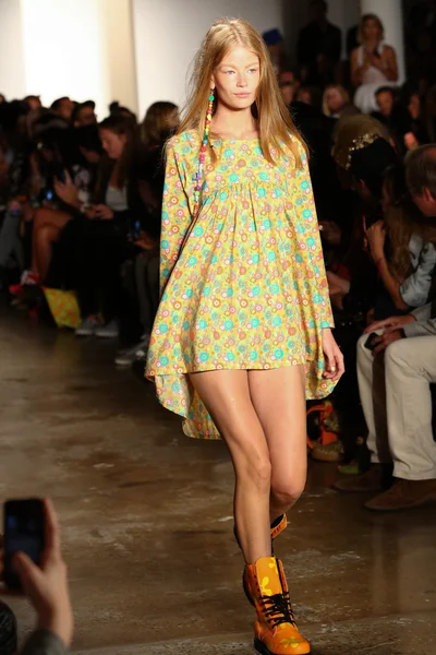 Jeremy Scott desfile de moda — Fotografia de Stock