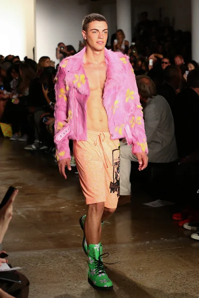 Jeremy Scott desfile de moda — Fotografia de Stock