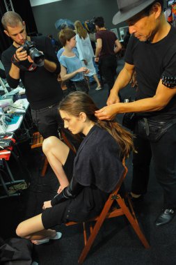 Sahne arkasında Byblos gösterisi sırasında