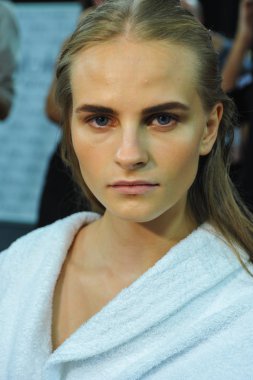 Sahne arkasında Byblos gösterisi sırasında