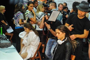 Sahne arkasında Byblos gösterisi sırasında