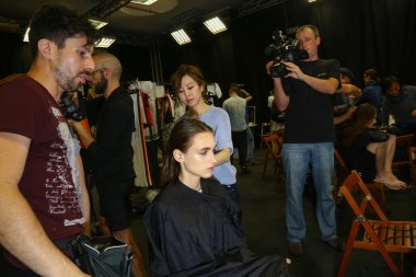 Sahne arkasında Byblos gösterisi sırasında