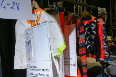 Sahne arkasında Byblos gösterisi sırasında