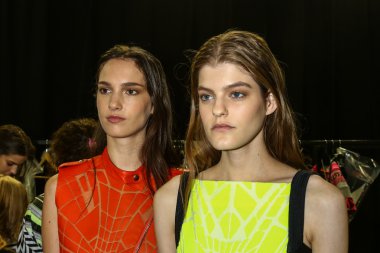 Sahne arkasında Byblos gösterisi sırasında