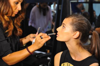 Chicca Lualdi göster