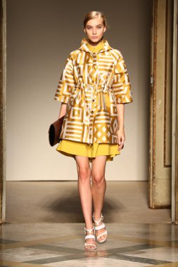 Chicca Lualdi göster