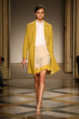 Chicca Lualdi göster