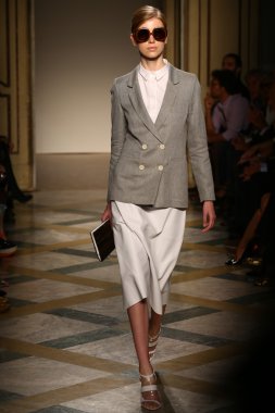 Chicca Lualdi göster