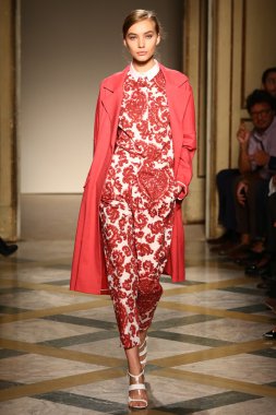 Chicca Lualdi göster