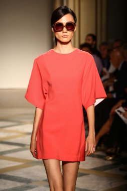 Chicca Lualdi göster