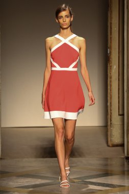 Chicca Lualdi göster