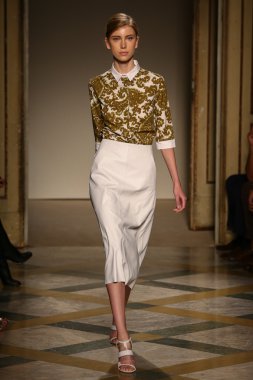 Chicca Lualdi göster