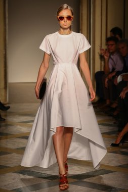 Chicca Lualdi göster