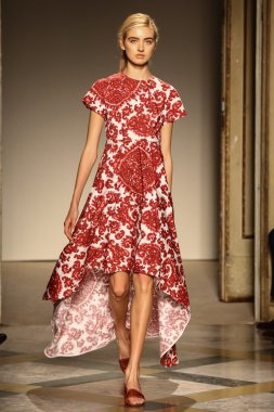 Chicca Lualdi göster