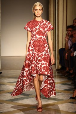 Chicca Lualdi göster