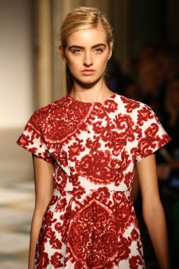 Chicca Lualdi göster