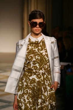 Chicca Lualdi göster