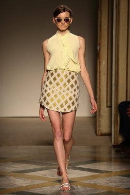 Chicca Lualdi göster