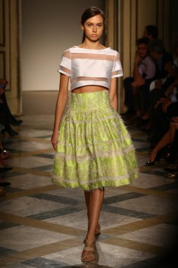 Chicca Lualdi göster