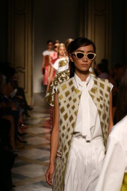 Chicca Lualdi göster