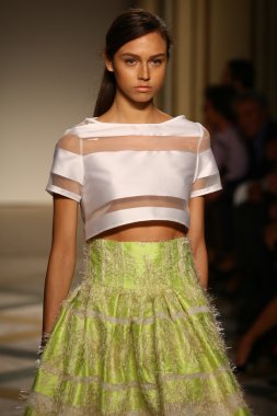 Chicca Lualdi göster