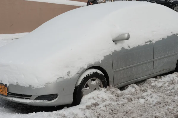 Nowy Jork 27 stycznia: Samochód pozostaje Zakopane w śniegu na Emmons Ave w Broooklyn, Nowy Jork na wtorek, 27 stycznia 2015, dzień po śniegu blizzard 2015. — Zdjęcie stockowe