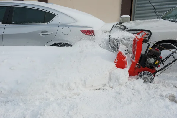 New york 27. januar: ein gebäude super räumt den bürgersteig auf emmons ave in broooklyn, new york am dienstag, 27. januar 2015, am tag nach dem schneesturm von 2015. — Stockfoto