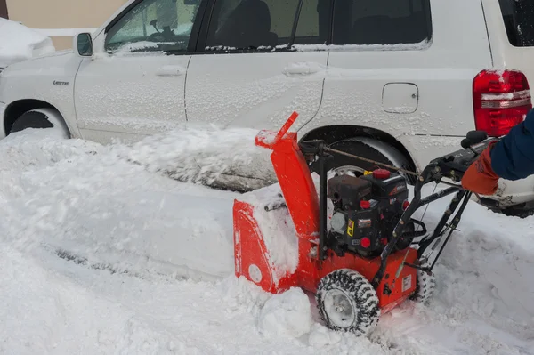 NEW YORK JANUARY 27: A building super clears the sidewalk on Emmons Ave in the Broooklyn, New York on Tuesday, January 27, 2015, the day after the snow blizzard of 2015. — Stock Photo, Image