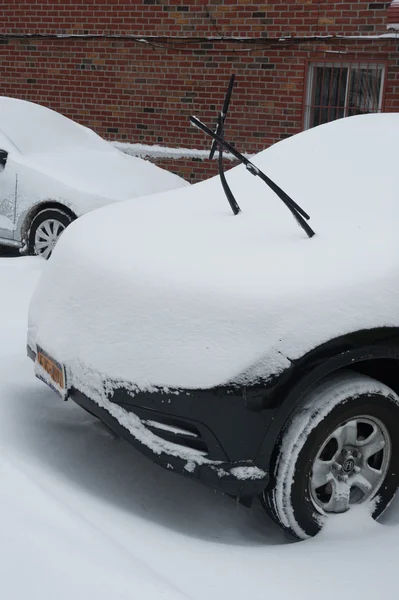 NEW YORK JANUARY 27: A car remains buried in the snow on Emmons Ave in the Broooklyn, New York on Tuesday, January 27, 2015, the day after the snow blizzard of 2015. — Stock Photo, Image