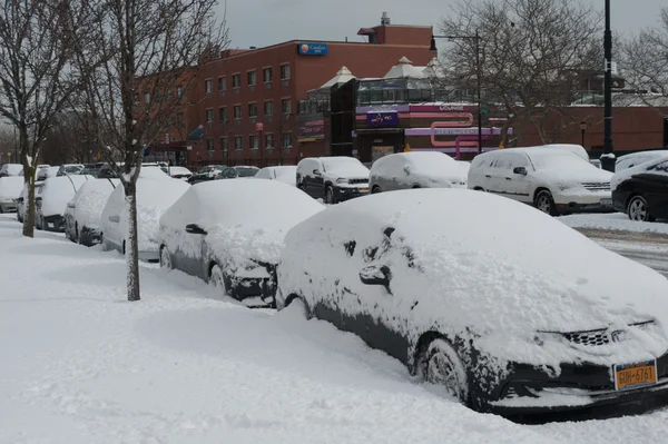 NEW YORK JANUARY 27: A car remains buried in the snow on Emmons Ave in the Broooklyn, New York on Tuesday, January 27, 2015, the day after the snow blizzard of 2015. — Stock Photo, Image