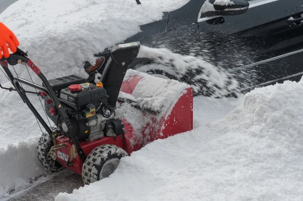 NEW YORK JANUARY 27: A building super clears the sidewalk on Emmons Ave in the Broooklyn, New York on Tuesday, January 27, 2015, the day after the snow blizzard of 2015. — Stock Photo, Image