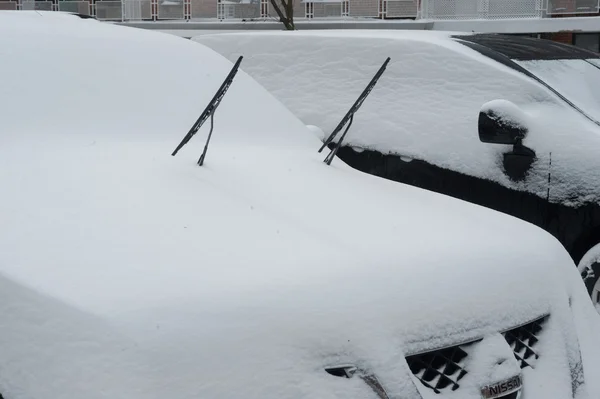 NUEVA YORK 27 DE ENERO: Un coche permanece enterrado en la nieve en Emmons Ave en Broooklyn, Nueva York el martes 27 de enero de 2015, el día después de la nevada de 2015 . —  Fotos de Stock