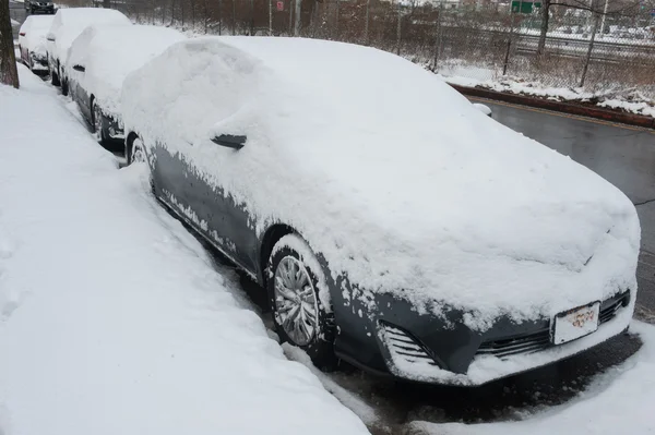 New york 27. januar 2015: ein auto bleibt verschüttet im schnee auf emmons ave im broooklyn, new york am dienstag, 27. januar 2015, am tag nach dem schneesturm von 2015. — Stockfoto