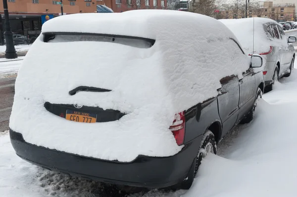 NEW YORK JANUARY 27: A car remains buried in the snow on Emmons Ave in the Broooklyn, New York on Tuesday, January 27, 2015, the day after the snow blizzard of 2015. — Stock Photo, Image