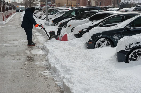 НЬЮ-ЙОРК 27 ЯНВАРЯ: Строительный суперинтендант очищает тротуар на Эммонс-авеню в Бруклине, Нью-Йорк, во вторник, 27 января 2015 года, на следующий день после снежной метели 2015 года . — стоковое фото