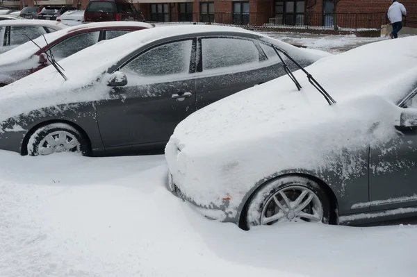 NEW YORK JANUARY 27: A car remains buried in the snow on Emmons Ave in the Broooklyn, New York on Tuesday, January 27, 2015, the day after the snow blizzard of 2015. — Stock Photo, Image