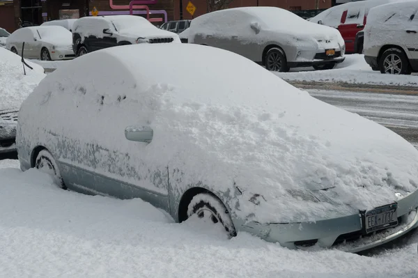 NEW YORK JANUARY 27: A car remains buried in the snow on Emmons Ave in the Broooklyn, New York on Tuesday, January 27, 2015, the day after the snow blizzard of 2015. — Stock Photo, Image