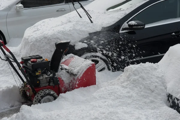 NUEVA YORK 27 DE ENERO: Un edificio súper despeja la acera en Emmons Ave en Broooklyn, Nueva York el martes 27 de enero de 2015, el día después de la tormenta de nieve de 2015 . — Foto de Stock